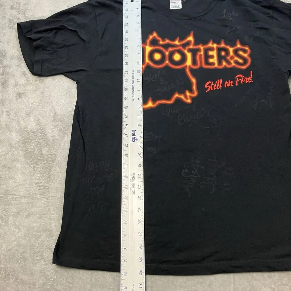 Hooters T Shirt Mens L‎ Black Still On Fire Graphic Logo Tee Signed Vintage Y2K